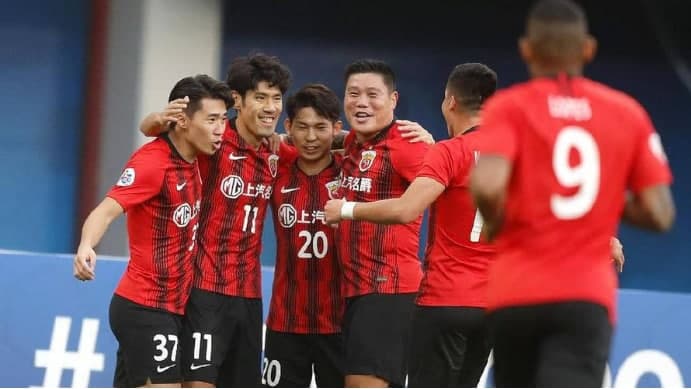 李超自摆乌龙吕文君张华晨建功上海海港3-0大胜武汉